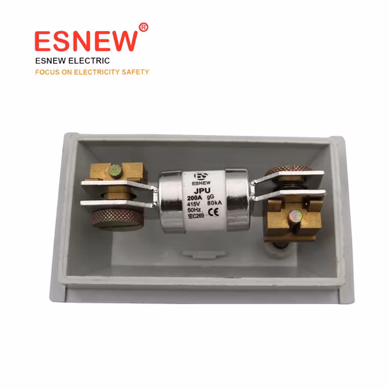 Polo montado sobre a linha fusível aéreo do transformador de serviço cortado